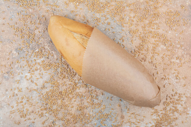 大麦小麦面包和大麦在大理石表面面包面包房谷类