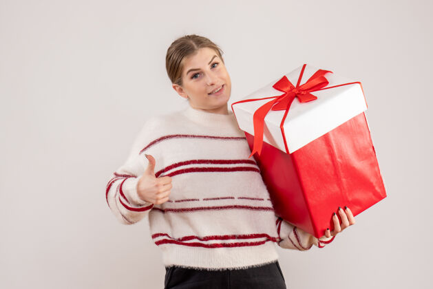 盒子年轻的女性拿着礼物在白色的盒子里圣诞节人礼物