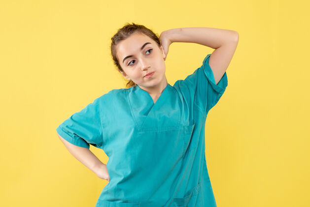 情绪正面图黄色背景上年轻的女医生穿着医疗服医学年轻女医生背景