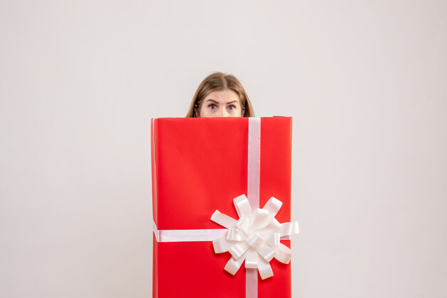 礼物年轻的女性躲在白色的礼物盒里礼物包装年轻女性