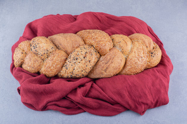 面粉在大理石表面的布上涂上一块斯特拉西亚面包面包面包饭