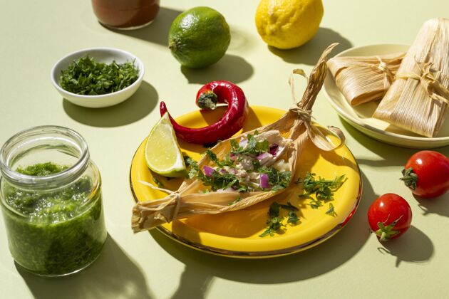 烹饪在一张绿色的桌子上摆放各种各样的玉米粉蒸肉配料美味安排午餐