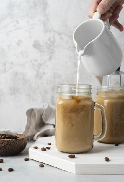 咖啡豆往杯子里倒咖啡特写脆饼香味咖啡