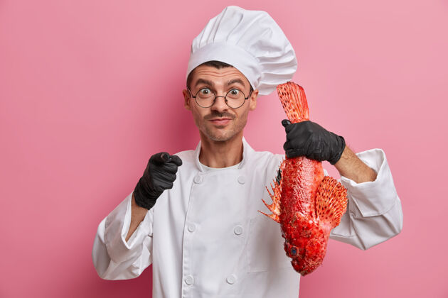 帽子专业男厨师手捧大红生鱼 建议为您烹制美味佳肴用餐人眼镜