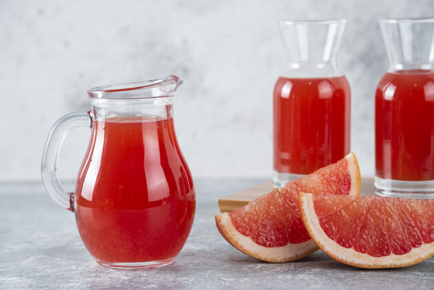食物新鲜葡萄柚汁和水果片的玻璃罐水果五颜六色玻璃