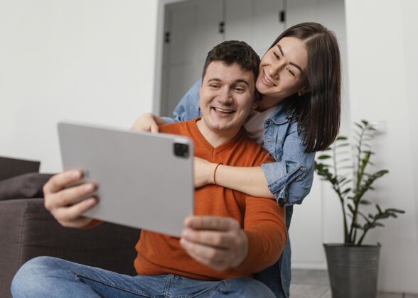 男人中枪笑脸情侣手持平板电脑科技平板电脑设备