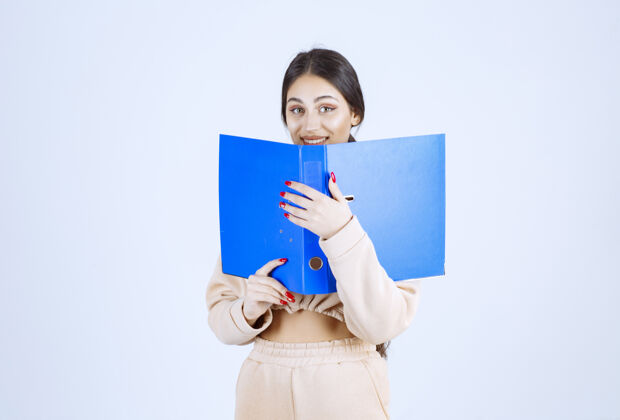 成人新来的助手把脸藏在蓝色文件夹后面女人模特姿势