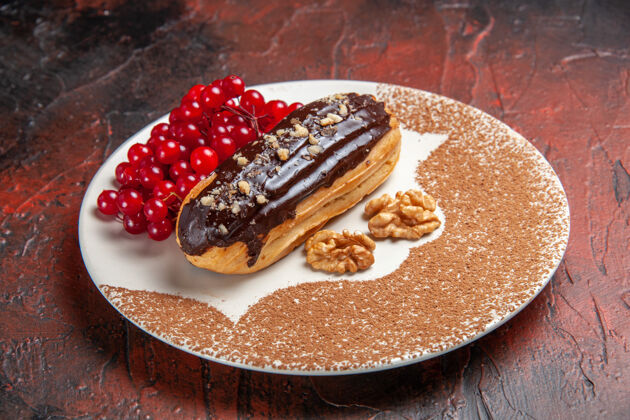 石榴正面图：美味巧克力 黑桌子上有红色浆果馅饼 甜点蛋糕 甜甜的馅饼盘子一餐
