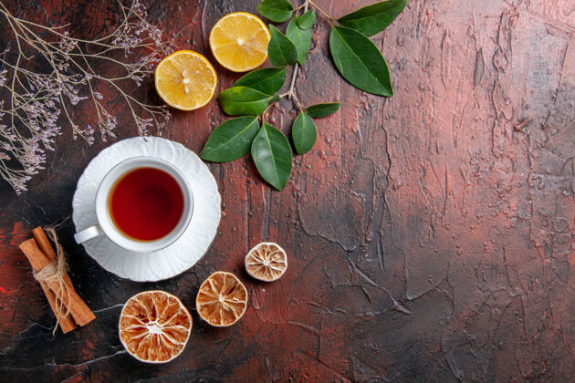 热的俯瞰一杯柠檬茶 放在深色的茶几上 糖茶照片饼干甜茶杯食物柑橘