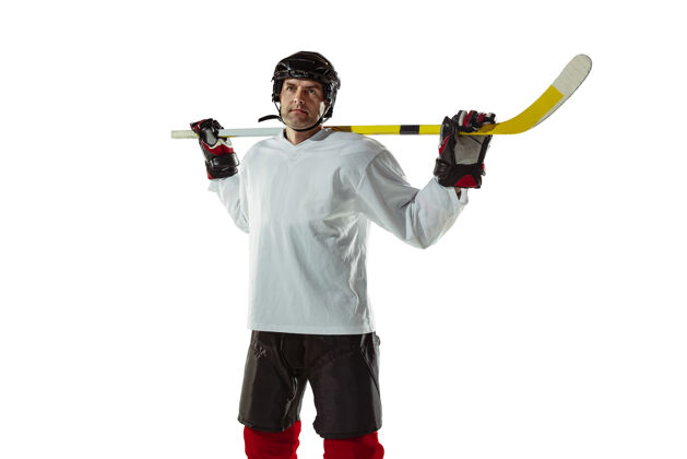 冬季冰球场上的年轻男子冰球运动员 背景为白色脚垫团队动作