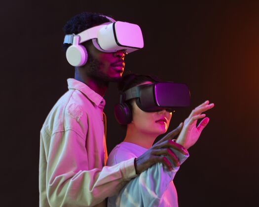 女人戴着vr眼镜的年轻男女年轻虚拟现实技术