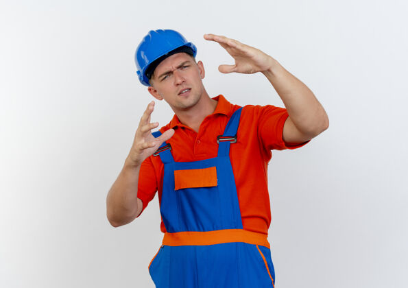 白色年轻的男性建筑工人穿着制服 戴着安全帽 白色的衣服上显示着尺寸安全尺寸建筑工人