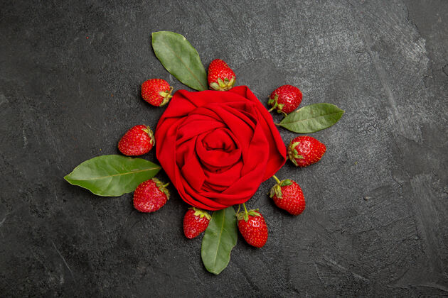 新鲜的红色草莓在深色的桌子上俯瞰新鲜的红色草莓 成熟的水果浆果颜色顶部成熟插花
