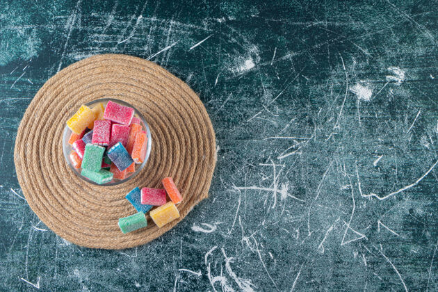 糖果五颜六色的甘草放在大理石桌上的圆形玻璃碗里颜色枣子糖果