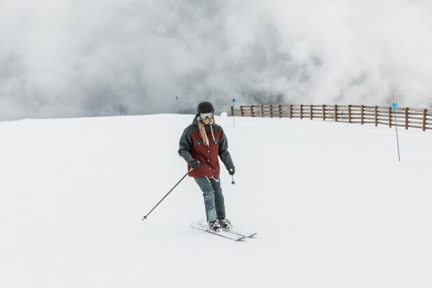 健康全镜头快乐女子滑雪自然季节滑雪杆