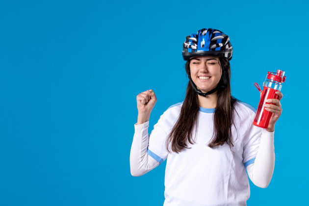 肖像前视图穿着运动服和头盔的年轻女性锦标赛运动成人