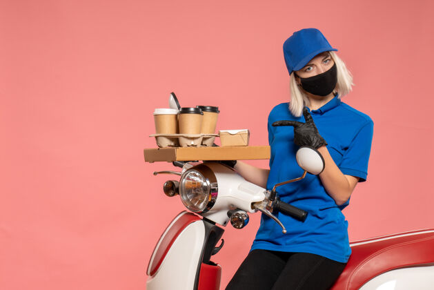 保护封面正面图骑自行车的女快递员 咖啡杯是粉红色的头盔咖啡封面