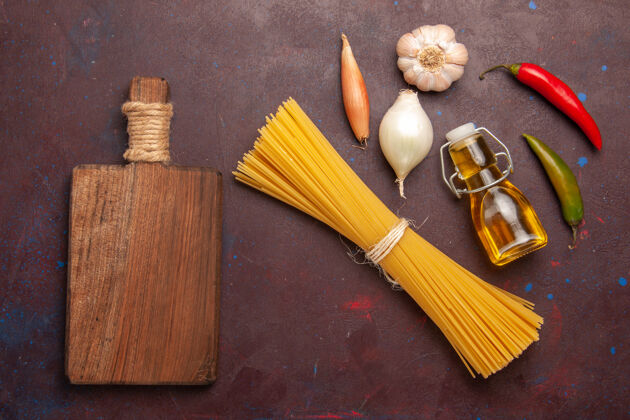 意大利语顶视图生意大利面食长形深紫色背景餐食品面团意大利面食生蔬菜长的书写工具食物
