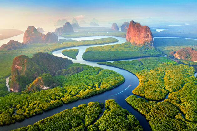 自然泰国日出时的攀牙湾鸟瞰图和群山海洋泰国天堂