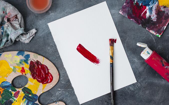 绘画桌上的艺术家道具收藏油漆画笔艺术