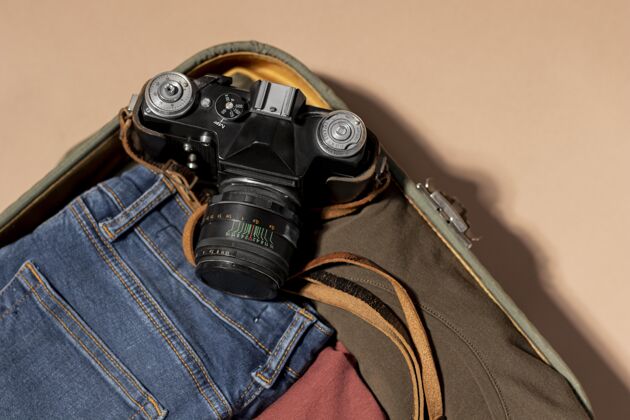 旅游打开行李 叠好衣服 带上相机相机科技设备