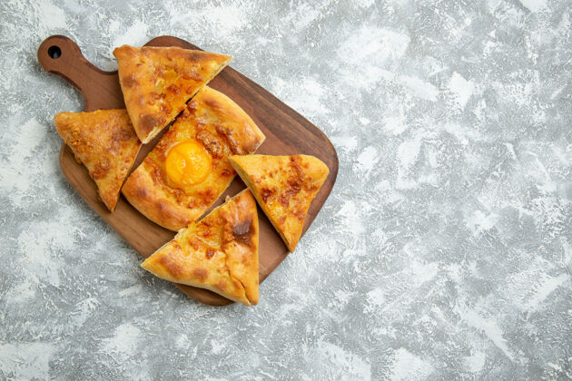 烤箱顶视图切片鸡蛋糕点白地板上烤面包糕点烤箱面团食物餐面包包食物面包面团