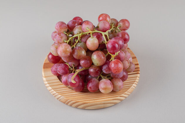 饮食把一捆葡萄串放在大理石盘上簇水果葡萄