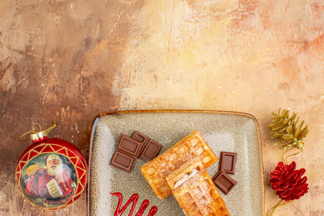 包装俯瞰美味的华夫饼与巧克力条棕色背景饼干圣诞节包