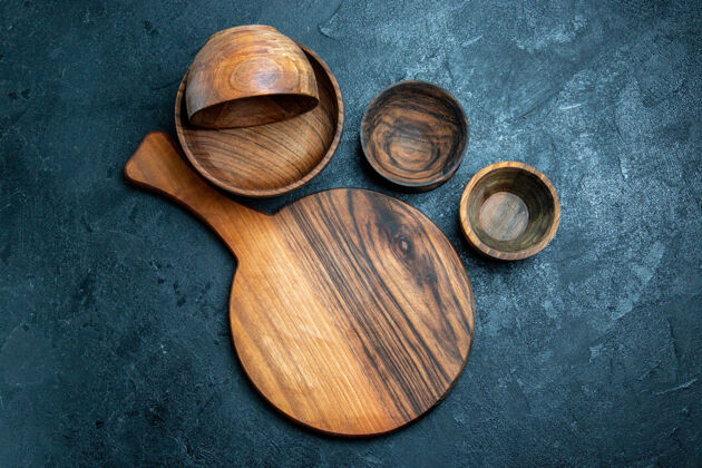 生的顶视图棕色木制书桌餐盘子木勺