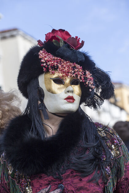 嘉年华在举世闻名的嘉年华期间 身着美丽礼服和传统威尼斯面具的女性娱乐女人事件