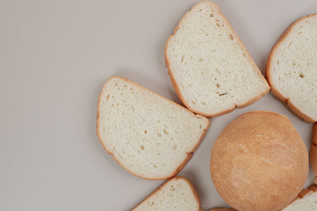 美味把新鲜的白面包片放在白色的表面上面包切割糕点