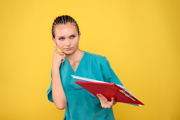 剪贴板正面图女医生穿着不同的医疗衬衫 医院情感色彩健康护士科维德-19医护人员护士笔记人