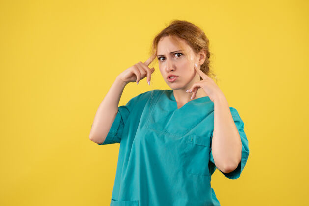 黄色正面图女医生穿着医用衬衫 医院医护人员covid-19护士保健药颜色成人人医院
