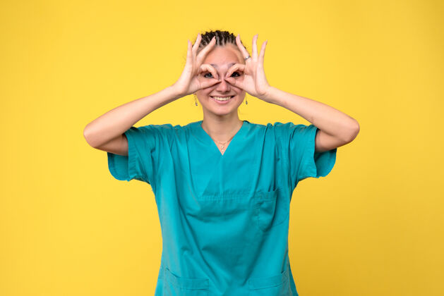 医院正面图身穿医疗衫的女医生 covid-19卫生院病毒色护士医疗手势人