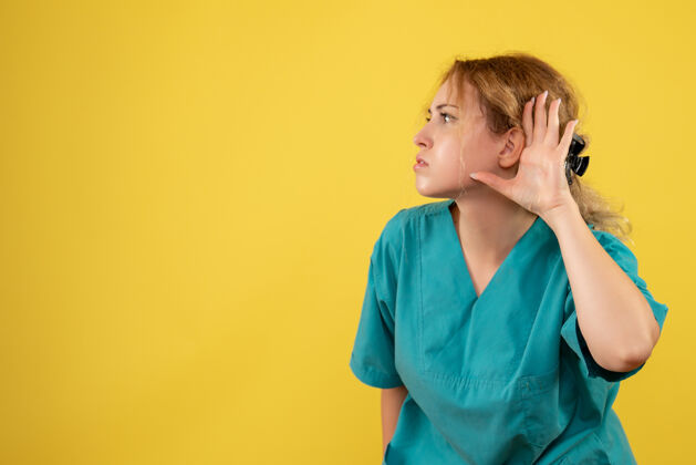 女人前视图穿着医疗衬衫的女医生 医院医护人员covid-19健康颜色黄色人护士