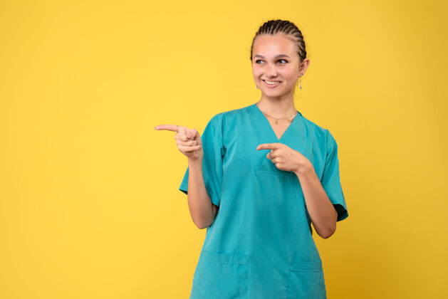 成人前视女医生穿着医用衬衫 医护人员情绪covid彩色健康护士女人肖像人