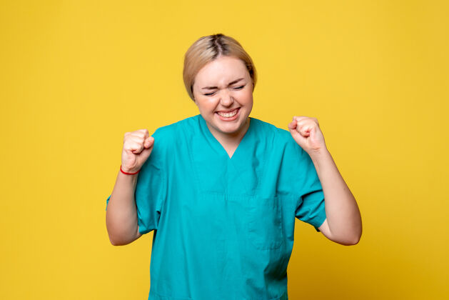 人前视图穿着医用衬衫的女医生 医护人员的情绪女性黄色女医生