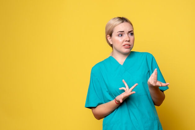 人前视图穿着医用衬衫的女医生 医学情感医院的科维德大流行护士女医生自信黄色