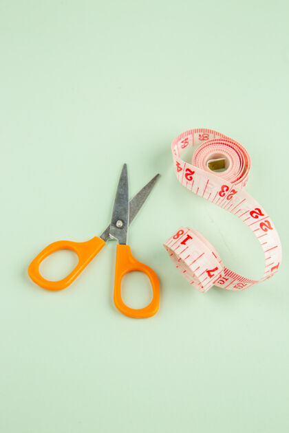 金属正面图粉色厘米用剪刀在绿色表面缝制照片衣服针脚缝制颜色颜色剪刀剪切