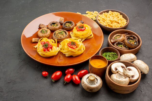食物前视图蘑菇餐与新鲜蘑菇上黑暗的表生熟食品生的餐厅正餐