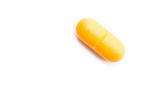 营养白色表面上黄色药丸的特写镜头护理成瘾医院