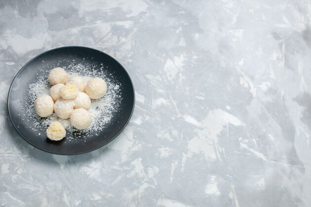 椰子俯瞰美味的椰子糖内盘上的白色盘子糖果水果