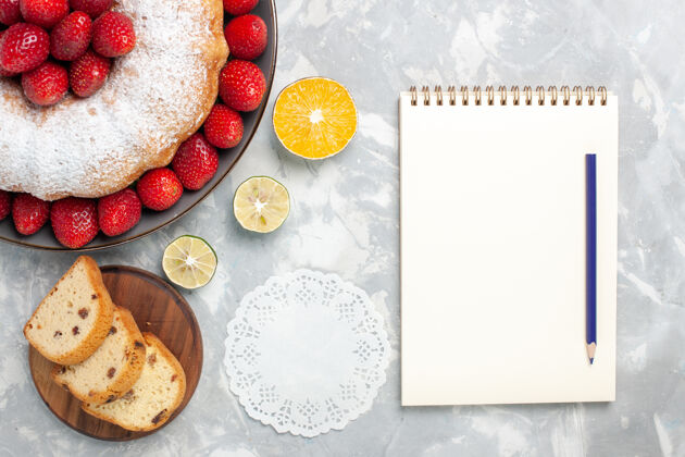 盘子顶视图美味的草莓派与新鲜草莓白色笔记本美味草莓