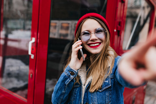 年轻快乐的白皮肤女人在打电话城市欧洲人电话