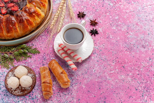 蛋糕顶视图美味的草莓派与茶杯粉红色美味茶草莓