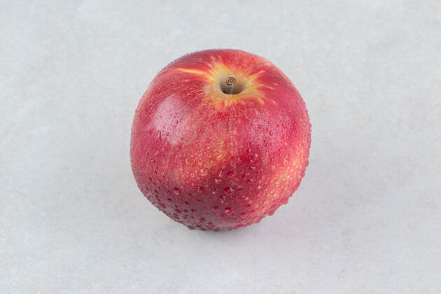 湿润石头桌上只有一个红苹果营养丰富多汁天然