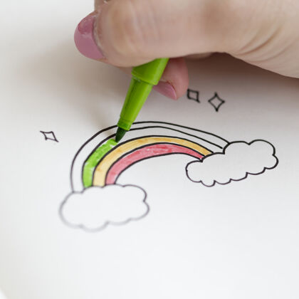日记在笔记本上画彩虹涂鸦的女孩创意季节笔