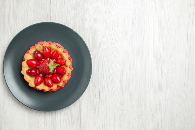 桌子白色桌子上的盘子里有美味的蛋糕和新鲜水果浆果水果新鲜