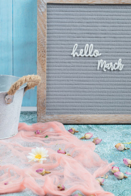 质朴你好三月海报与粉红色的围巾和鲜花周围内容艺术框架