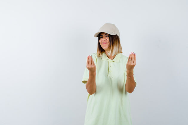 新鲜年轻女士穿着t恤 戴着一顶意大利式的帽子 看上去很高兴 正前方女人漂亮水疗